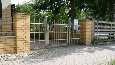 Ansicht einer Eingangstür aus Edelstahl vor einem Haus