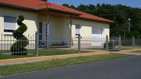 Ansicht eines Zaunes aus Edelstahl gefertigt, vor einem Haus