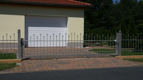Ansicht eines Rolltores aus Edelstahl gefertigt, vor einem Haus