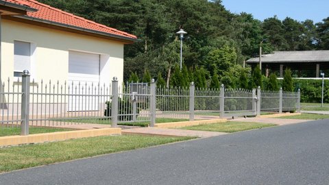 Ansicht eines Zaunes aus Edelstahl vor einem Haus