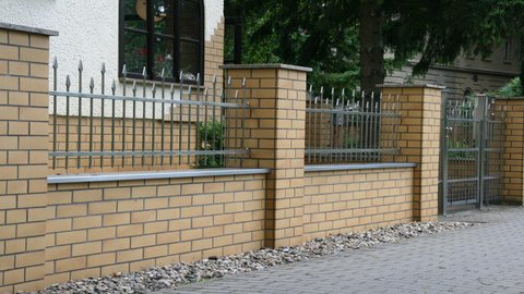 Ansicht eines Zaunes aus Edelstahl gefertigt, vor einem Haus